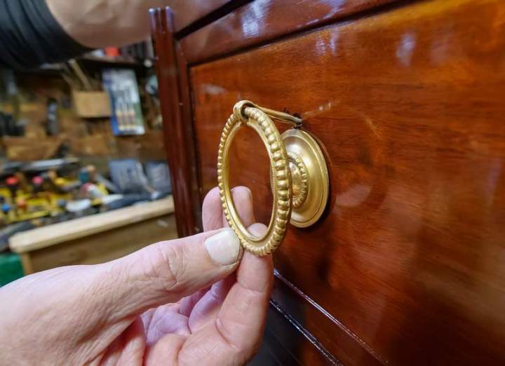 Finition soignée d’un meuble ancien Paris