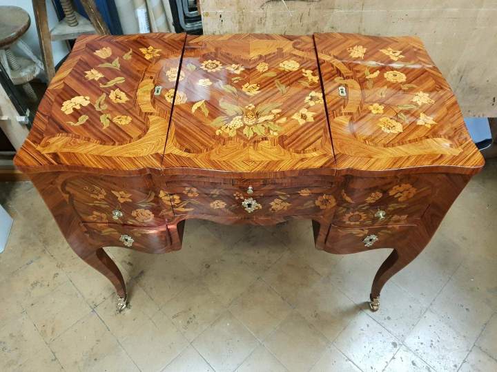 Finition soignée d’un meuble ancien Paris