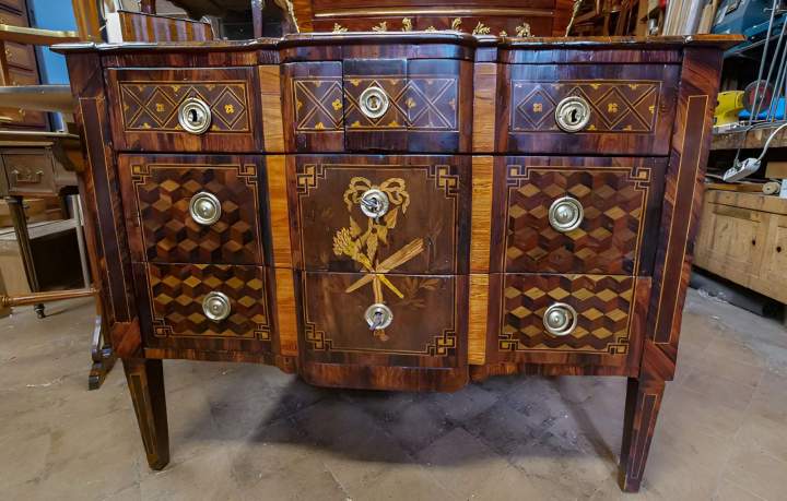 Fine finishing on antique furniture Paris