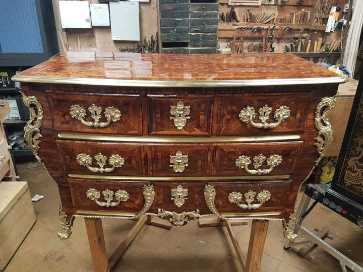 Finition soignée d’un meuble ancien Paris