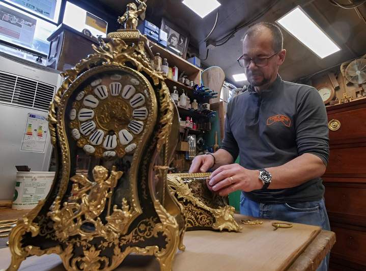 Antique furniture restorer Paris