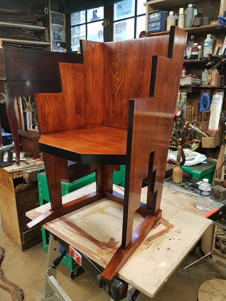 Antique furniture restorer Paris