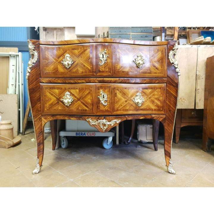 Travail artisanal sur meuble ancien Paris