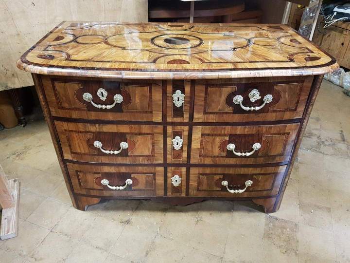 Travail artisanal sur meuble ancien Paris