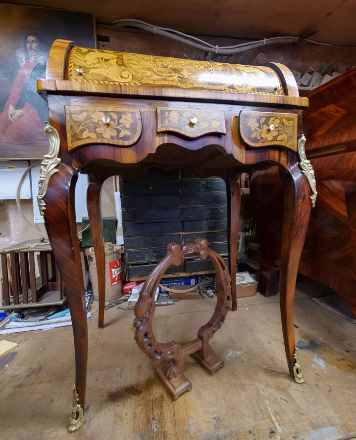 Craftsmanship on antique furniture Paris