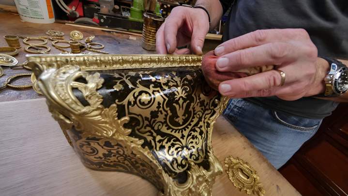 Fine finishing on antique furniture Paris