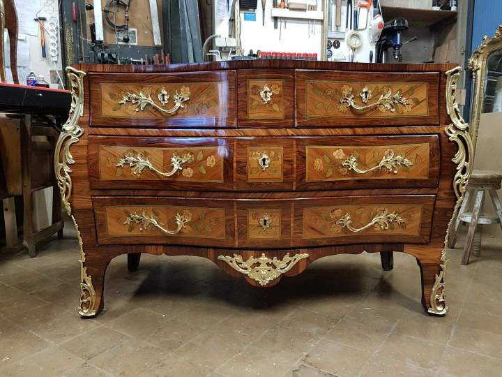 Travail artisanal sur meuble ancien Paris