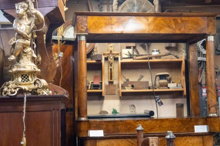 Antique furniture restorer Paris