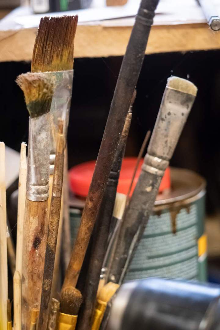 Antique furniture restorer Paris