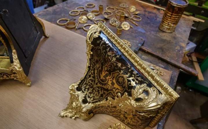 Ébénisterie fine sur meuble ancien Paris